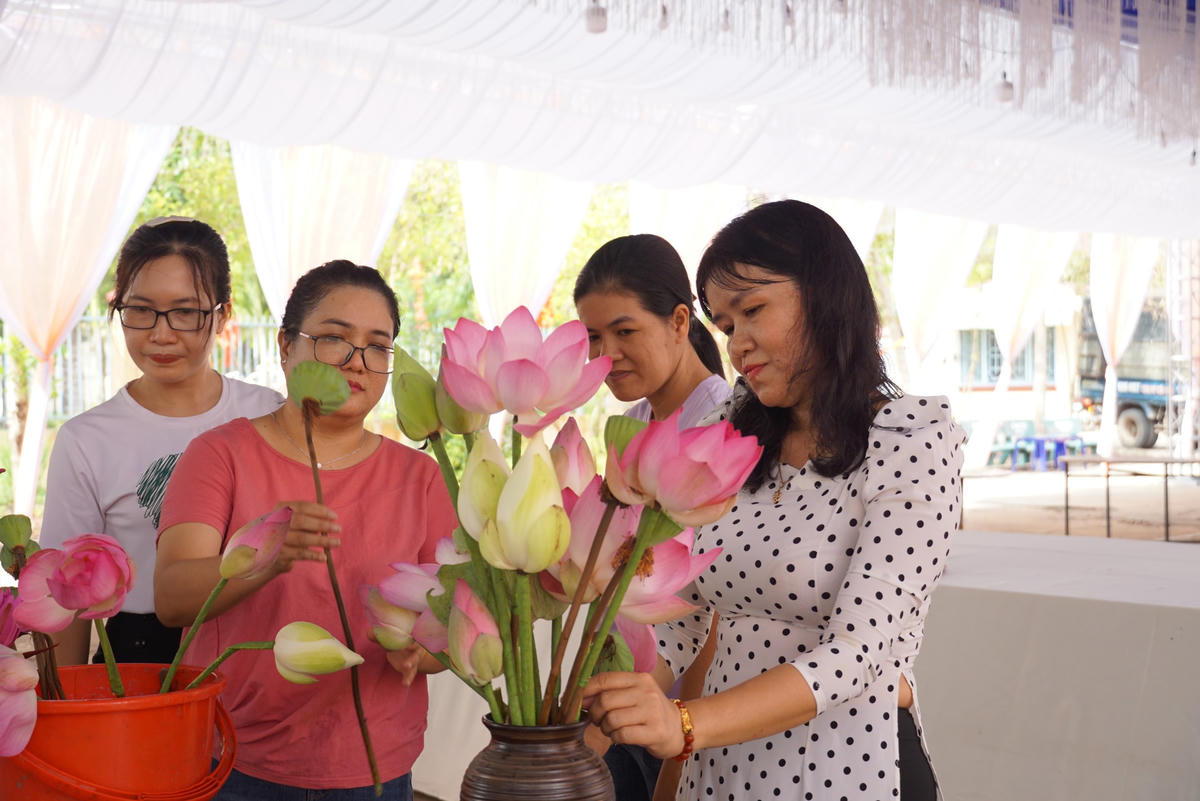 Hoa Sen, một trong những loại hoa đặc trưng được trồng để tạo điểm nhấn thu hút khách du lịch tham quan trải nghiệm, góp phần đảm bảo tiêu chí lĩnh vực môi trường trong xây dựng nông thôn mới kiểu mẫu ở Lang Minh. Ảnh: Mạnh Thìn.