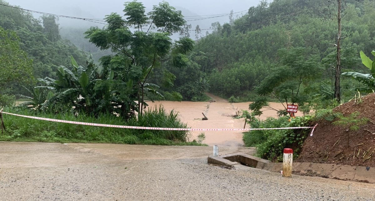 Tuyến đường xã Kà Dăng, huyện Đông Giang bị sạt lở đất đá tràn xuống đường.