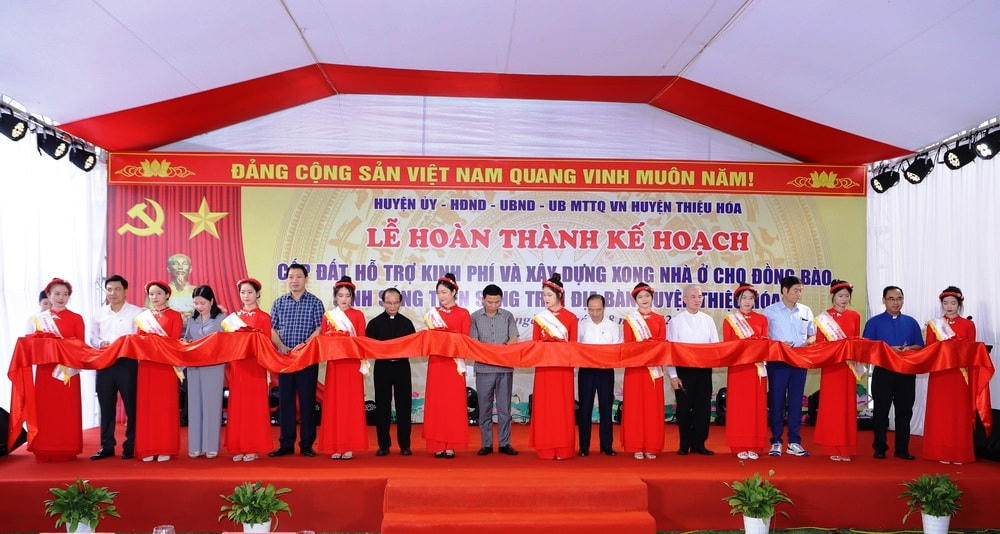 Các đại biểu thực hiện cắt băng hoàn thành kế hoạch cấp đất và xây dựng nhà ở cho 28 hộ dân tại xã Thiệu Vũ..