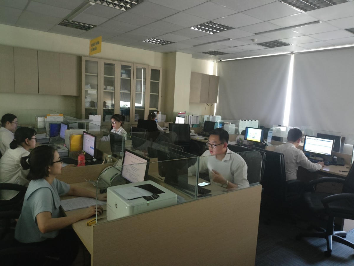 Một chi nhánh ngân hàng trên địa bàn TP Hạ Long phải vận hành máy phát trong thời gian cắt điện, nhưng không đủ điện phát chiếu sáng, điều hòa cho cán bộ, nhân viên làm việc.