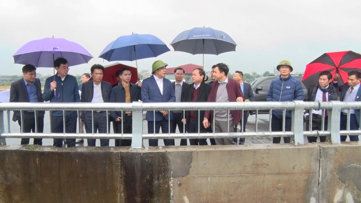 Chủ tịch UBND tỉnh Hà Tĩnh Võ Trọng Hải ghi nhận nỗ lực khắc phục hạ tầng của các đơn vị liên quan.