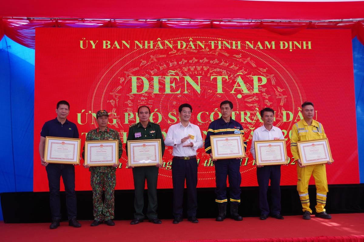 [ẢNH] Nam Định ứng phó thế nào khi gặp sự cố tràn dầu?