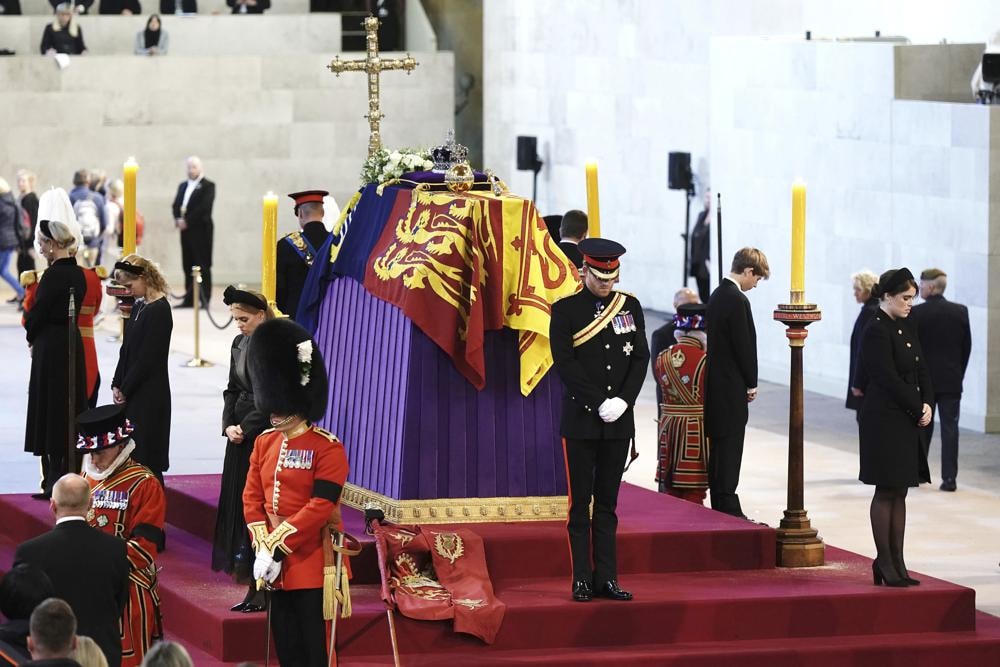 Tám người cháu của Nữ hoàng Elizabeth II thực hiện nghi lễ.
