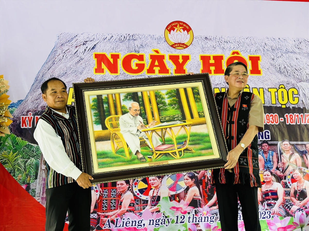 Phó Chủ tịch Quốc hội Nguyễn Đức Hải tặng bức ảnh Chủ tịch Hồ Chí Minh cho đại diện KDC A Liêng.