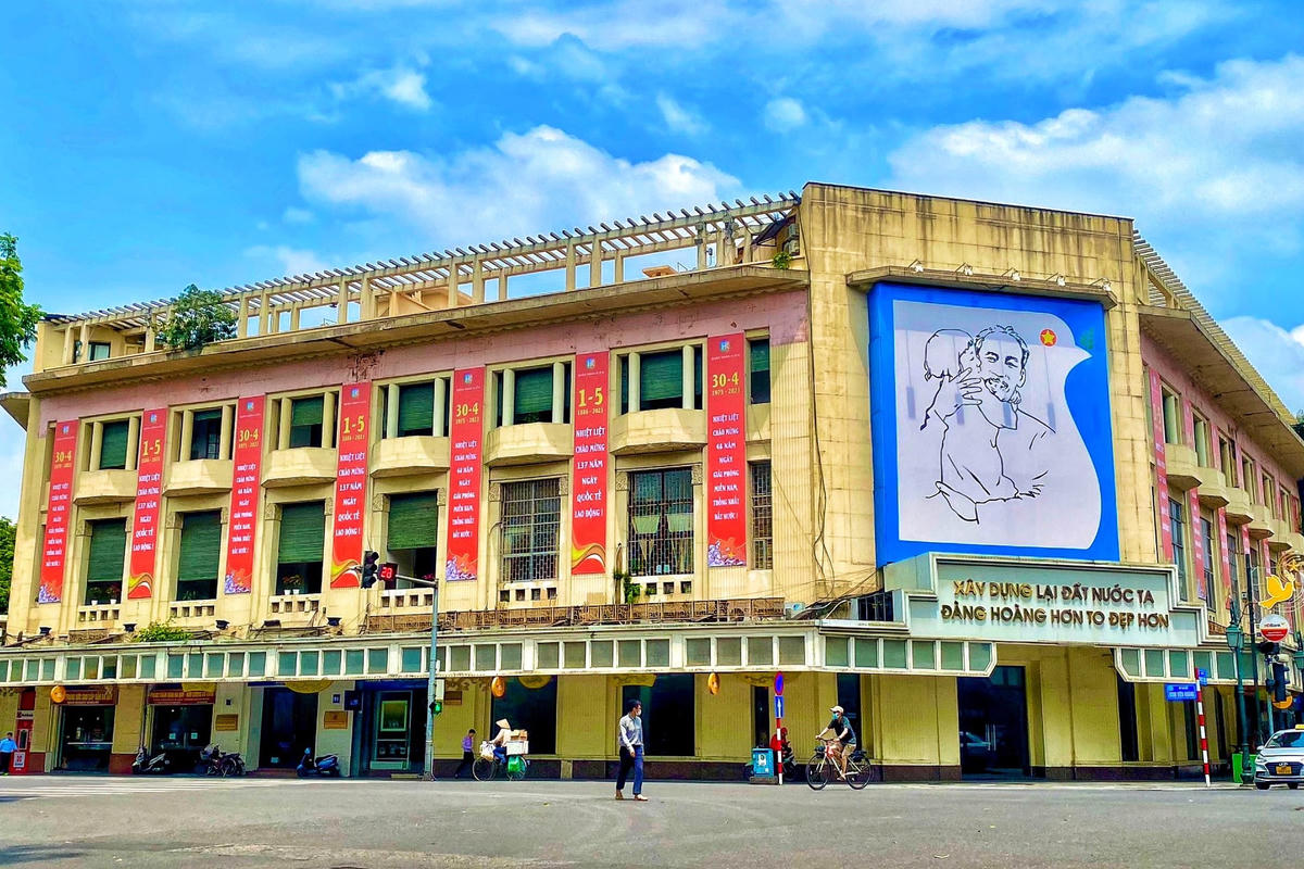 Những ngày này, từ những tuyến phố lớn cho đến từng con ngõ nhỏ đều được trang hoàng cờ đỏ sao vàng, pano, áp phích, băng rôn, khẩu hiệu... nhằm kỷ niệm 48 năm Ngày Giải phóng miền Nam, thống nhất đất nước 30-4 và 137 năm Ngày Quốc tế lao động 1-5.