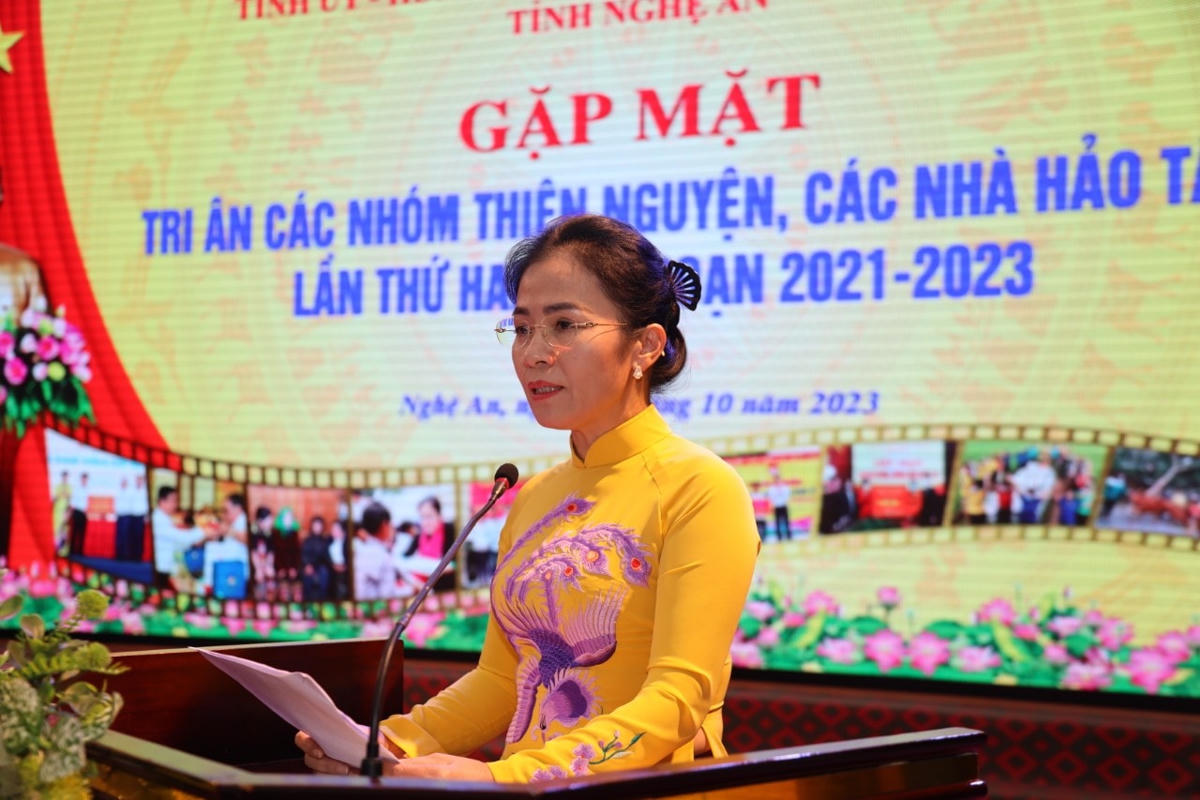 Bà Võ Thị Minh Sinh, Chủ tịch Uỷ ban MTTQ tỉnh Nghệ An phát biểu cảm ơn đến các tổ chức, cá nhân, nhóm thiện nguyện trên địa bàn tỉnh Nghệ An. Ảnh: Điền Bắc