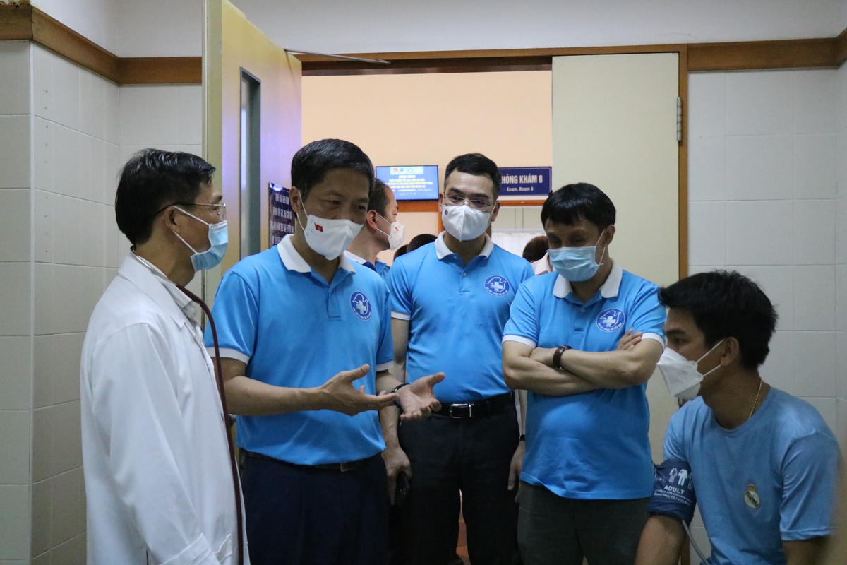 Trưởng ban Kinh tế Trung ương Trần Tuấn Anh thăm hỏi, động viên các bệnh nhân đang điều trị và y, bác sĩ làm nhiệm vụ tại Bệnh viện Trung ương Huế.