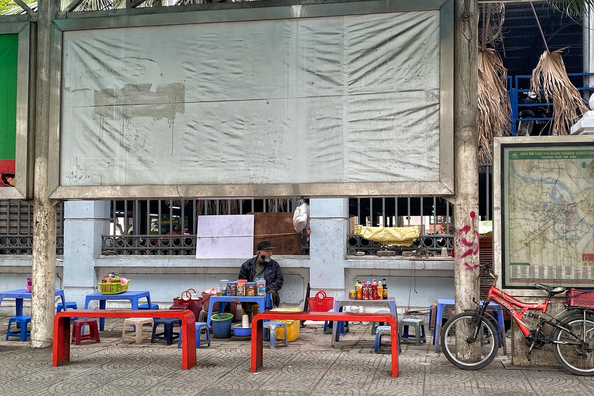 Chỉ cách đó, vài bước chân lại tiếp tục xuất hiện thêm một quán bán trà đá khiến nhiều người chờ xe buýt bức xúc.
