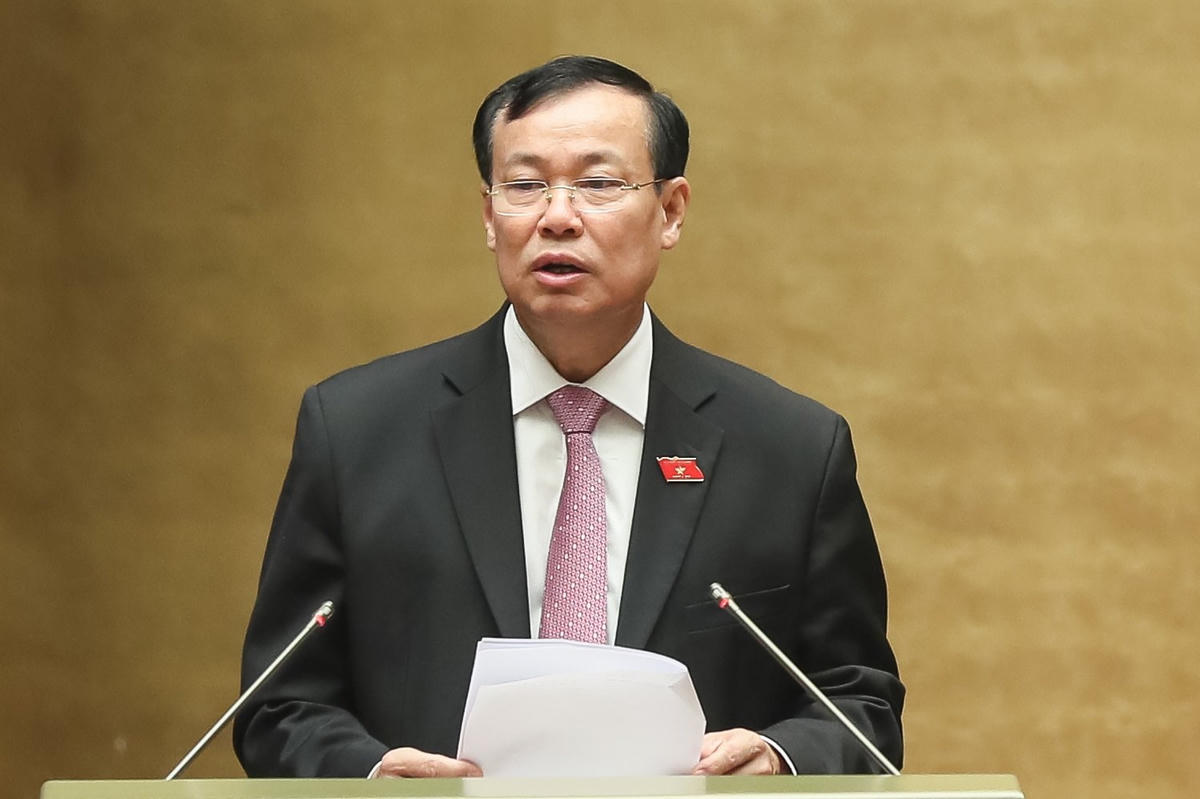 Ông Lê Tấn Tới trình bày báo cáo giải trình, tiếp thu (Ảnh: Quang Vinh)