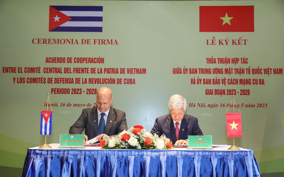 Chủ tịch UBTƯ MTTQ Việt Nam Đỗ Văn Chiến và Chủ tịch Ủy ban Bảo vệ Cách mạng Cuba Gerardo Hernandez Nordelo ký kết Thỏa thuận hợp tác giữa hai tổ chức giai đoạn 2023 - 2028.