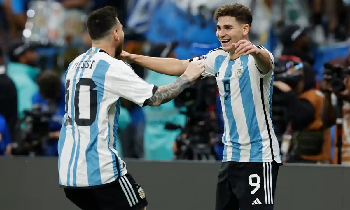 Khoảnh khắc thiên tài của Messi đưa Argentina vào tứ kết