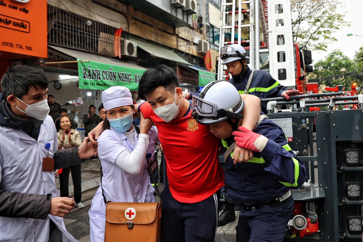 Nhận được yêu cầu cần hỗ trợ, 1 xe cứu thương cùng các bác sĩ tới hiện trường tiến hành tiếp nhận, tổ chức sơ cấp cứu ban đầu cho người bị nạn.