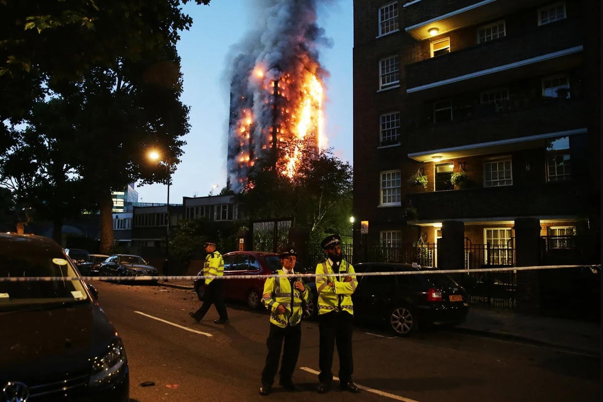Cảnh sát tập trung phía bên ngoài đám cháy tại Grenfell. Ảnh: Vanity.