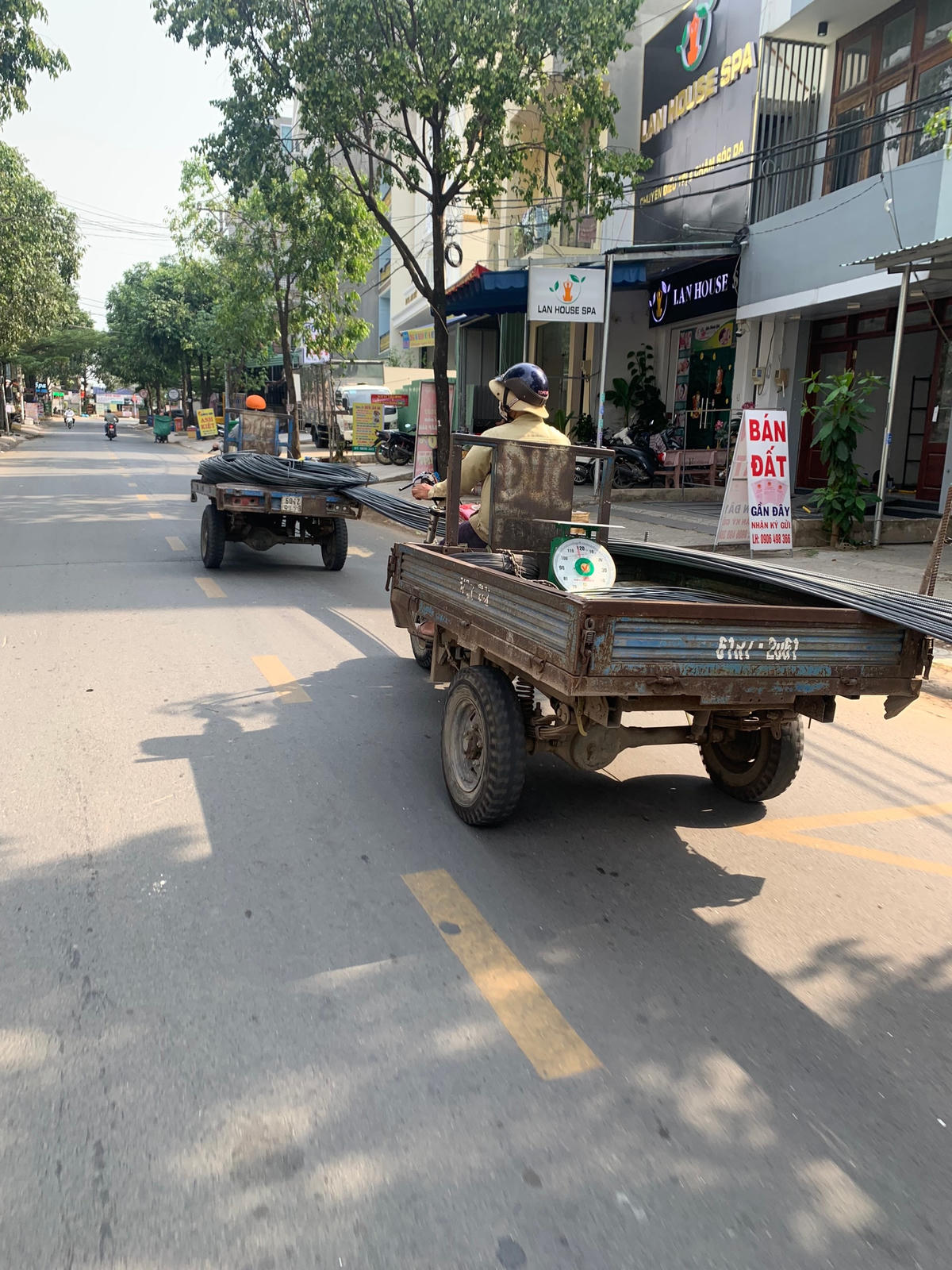 Những cuộn thép dài cả chục mét được hai chiếc xe 3 bánh cùng chở trên đường làng Tăng Phú ở TP Thủ Đức, TP Hồ Chí Minh.