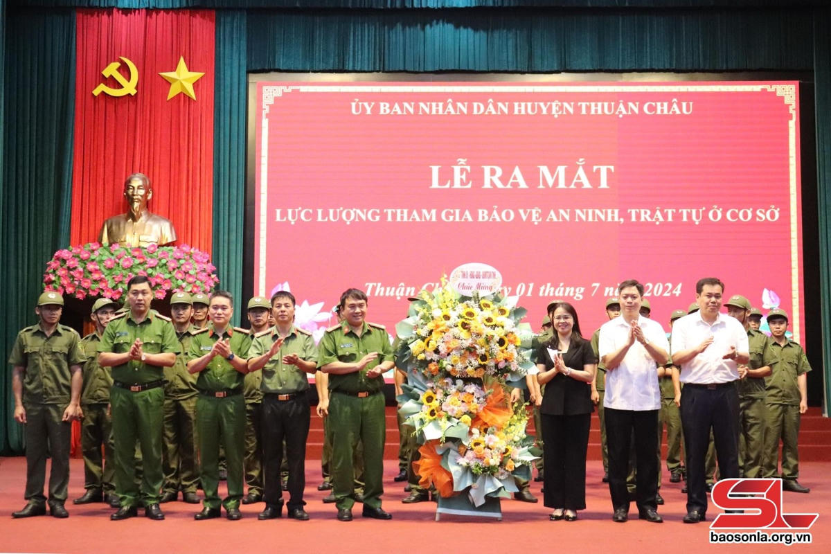 Đồng chí Trưởng ban Tuyên giáo Tỉnh ủy, lãnh đạo huyện Thuận Châu chúc mừng lực lượng tham gia bảo vệ ANTT cơ sở.