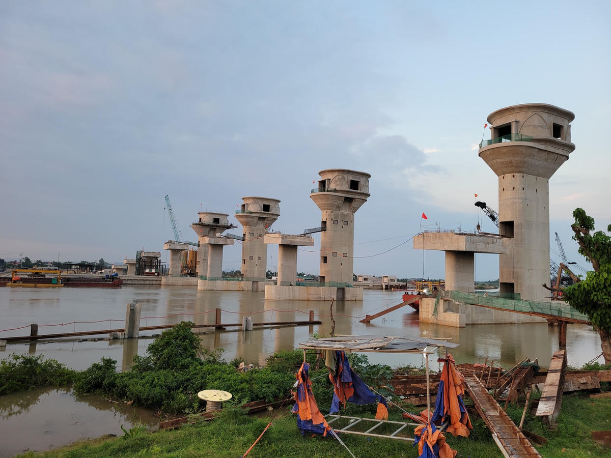 Tại công trường những ngày này, nhà thầu thi công đã huy động hàng trăm công nhân, chia làm nhiều tổ thi công, luân phiên làm tăng ca. Với dự án này, nó không chỉ có ý nghĩa quan trọng cho công tác tưới - tiêu, sản xuất nông nghiệp cho các địa phương ven biển phía Bắc của tỉnh Thanh Hóa mà còn góp phần tạo điểm nhấn kiến trúc trong vùng.