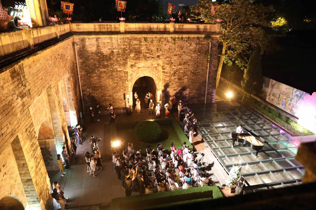Tour “Giải mã Hoàng thành Thăng Long” thu hút du khách đến trải nghiệm. 