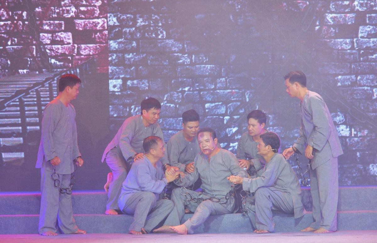 Chương trình văn nghệ tái hiện hình ảnh TBT Lê Hồng Phong khi bị giam cầm (Ảnh Thành Cường)