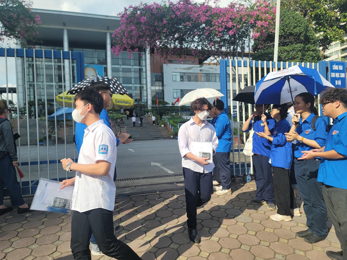 Hà Nội: Một số thí sinh 'sốc' với đề thi môn Toán lạ