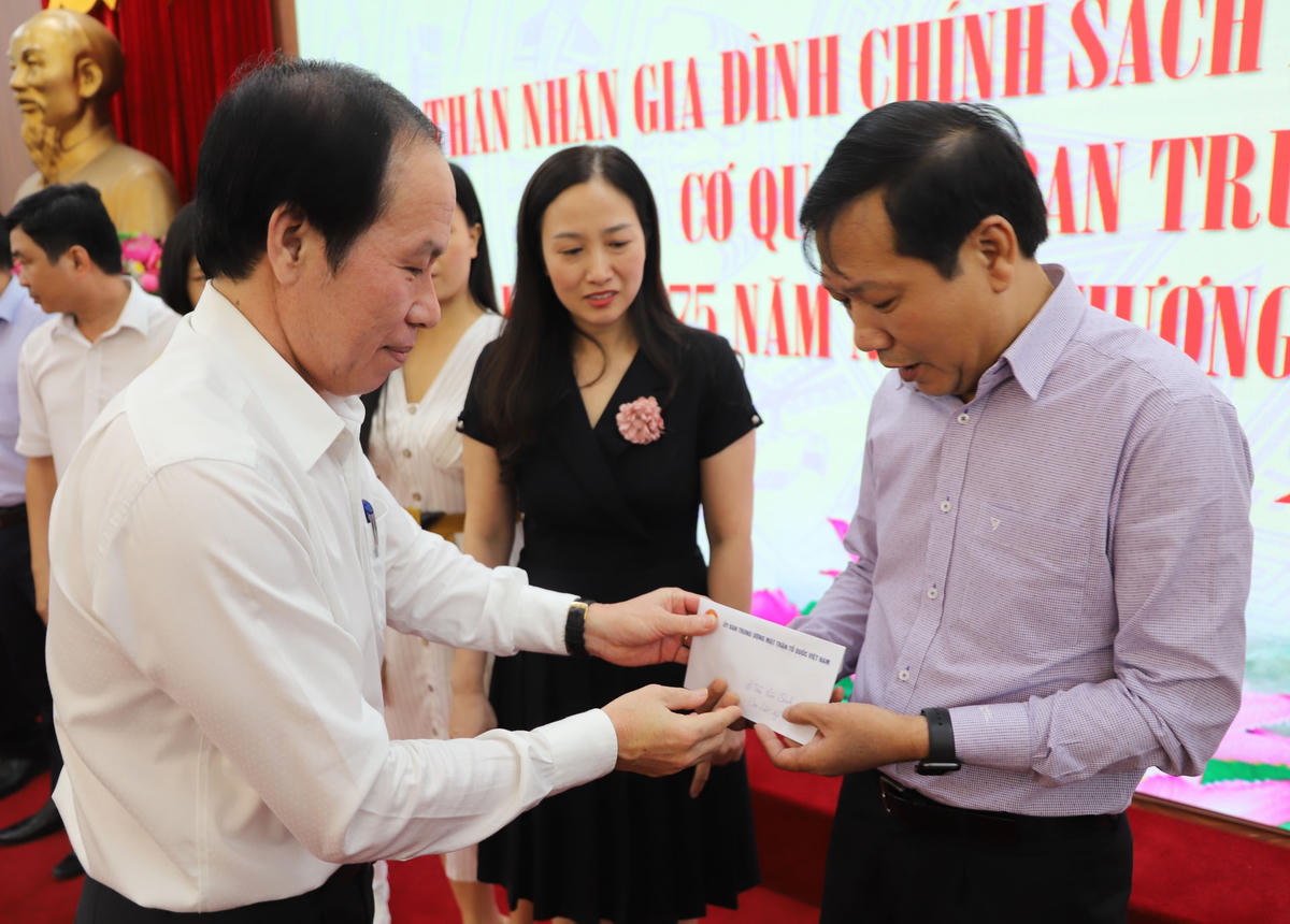 Gặp mặt thân nhân gia đình chính sách là cán bộ, công chức, người lao động Cơ quan UBTƯ MTTQ Việt Nam
