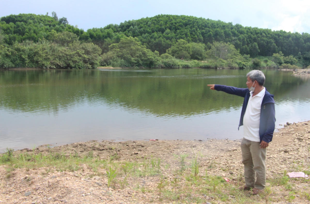 Ông Trần Thanh Phong chỉ nơi 3 cháu nhỏ gặp nạn.