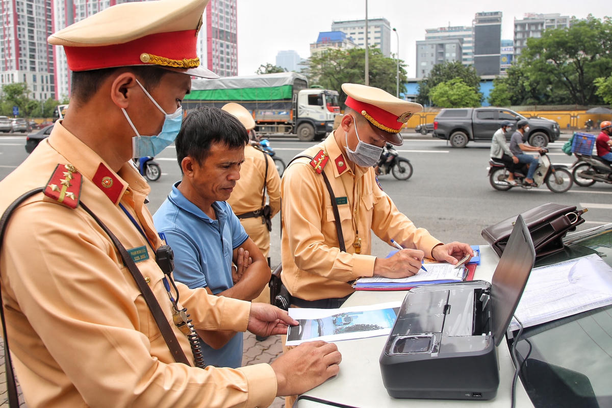 “Quá trình xử lý vi phạm có những trường hợp tài xế bị xử phạt nhiều lần nhưng vẫn tái phạm. Thời gian tới, đơn vị sẽ tiếp tục tăng cường triển khai các tổ công tác tuần tra, cắm chốt trên các tuyến nhằm giải quyết triệt để tình trạng trên”, Thiếu tá Trần Quang Chinh nói.