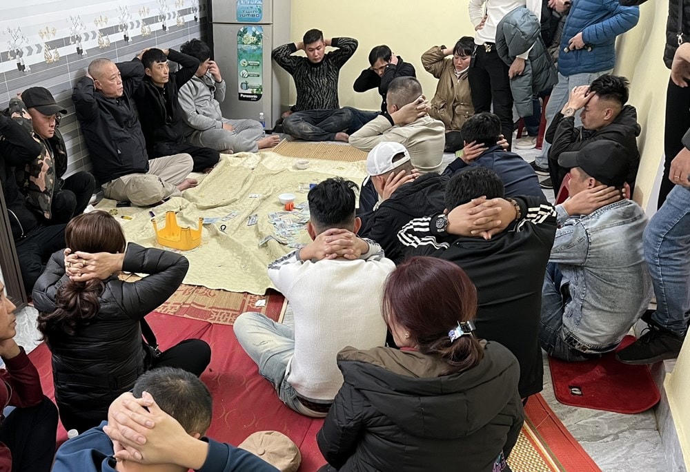Nhóm 21 đối tượng bị bắt quả tang đang đánh bạc tại nhà Phạm Viết Đào.