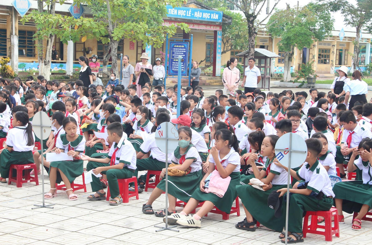 Rất đông học sinh Trường Tiểu học Tiên Thọ, huyện Tiên Phước đến trường chuẩn bị cho năm học mới.