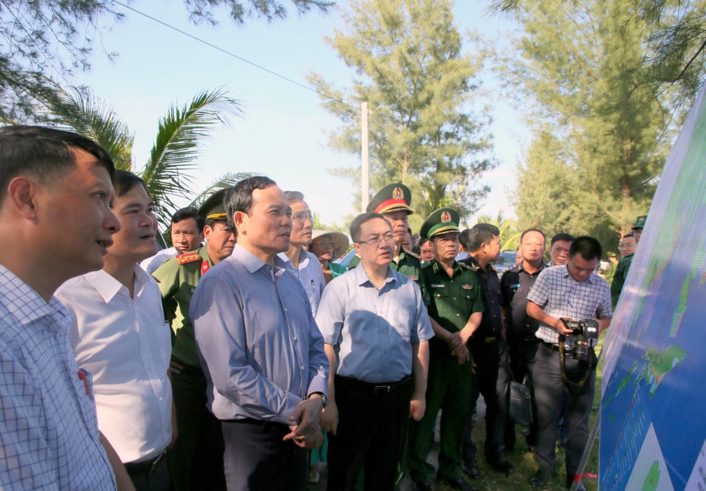 Phó Thủ tướng Trần Lưu Quang kiểm tra thực địa, nghe thông tin nhanh và cho ý kiến về một số đề xuất, kiến nghị của tỉnh Quảng Ninh đối với dự án đường dẫn và cầu Bắc Luân 3.