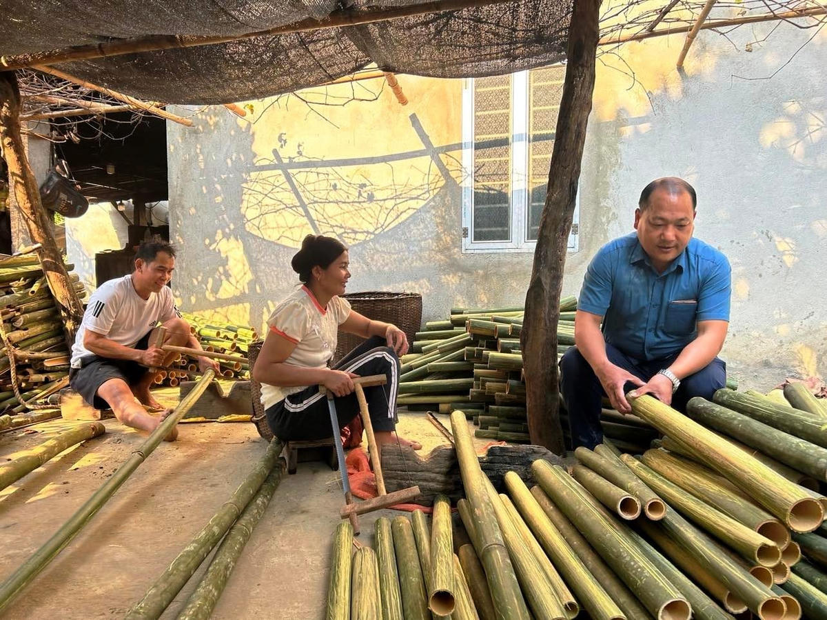 Anh Thao Văn Dính (bên phải) - người tiên phong làm thay đổi nếp suy nghĩ của bà con người Mông tại Ché Lầu.  