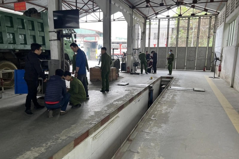 Công an tỉnh Lào Cai thực hiện lệnh khám xét, niêm phong các hồ sơ, tài liệu liên quan tại Trung tâm Đăng kiểm xe cơ giới 2401D (Ảnh: X.Mai).