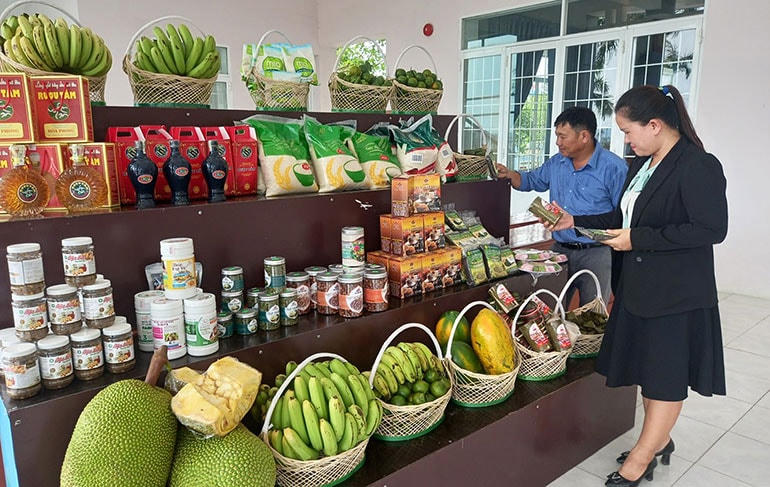 Nhiều sản phẩm OCOP của các địa phương được người tiêu dùng ưa chuộng.