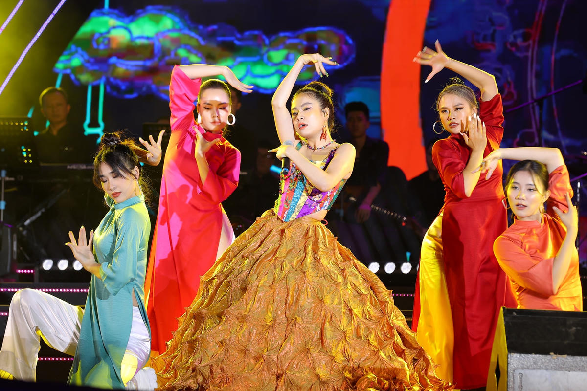 Hoàng Thùy Linh gợi cảm, sexy với bản Mashup “Kẽo ca kẽo kẹt - Kẻ cắp gặp bà già”.