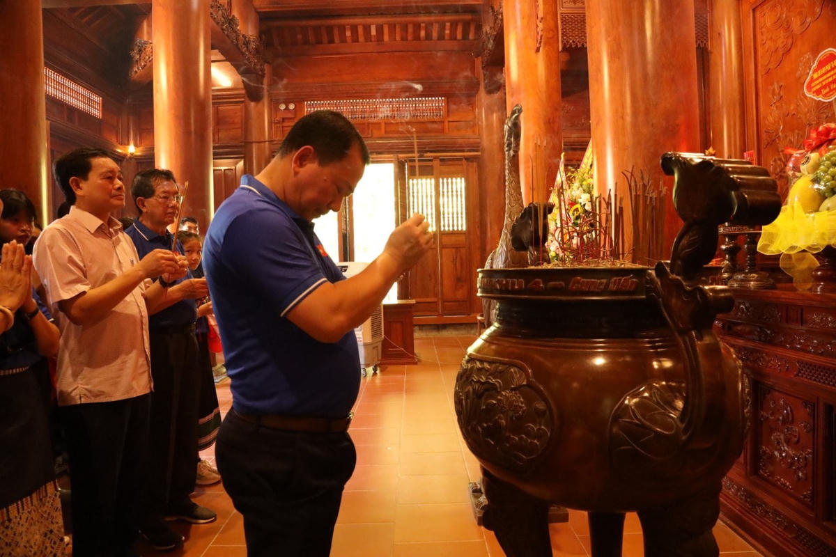 Đại diện Ban Đối ngoại Kiều bào (Uỷ ban Trung ương MTTQ Việt Nam) và lãnh đạo Uỷ ban MTTQ tỉnh Nghệ An dâng hương.