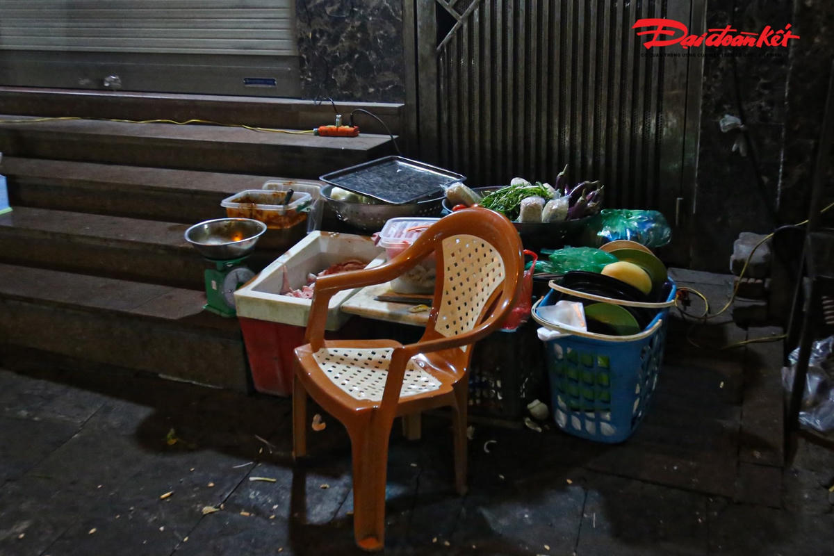 Các món ăn của quán được đặt ngay gần vỉa hè, không che đậy.