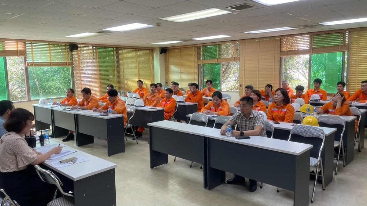Tuyên truyền CBCNV sử dụng điện tiết kiệm, hiệu quả.