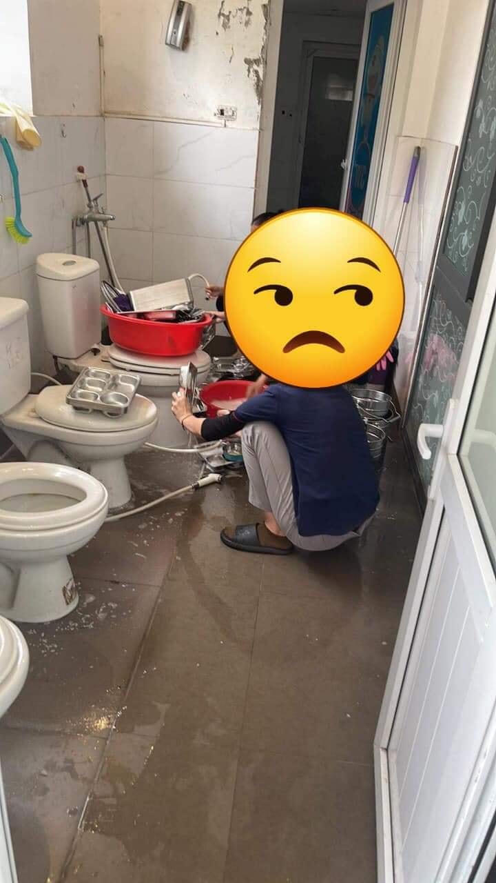 Hình ảnh nhân viên Trường mầm non Viet Sing rửa khay đựng thức ăn trong nhà vệ sinh, khiến phụ huynh và dư luận dậy sóng