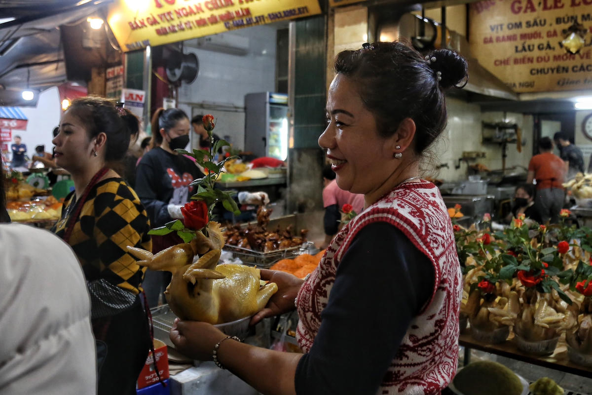 Theo cô Vũ Hoàng Dung, năm nay do dịch Covid-19 đã được kiểm soát, lượng khách đến mua gà cũng tăng mạnh. Chỉ tính riêng ngày hôm qua cô đã bán được gần 500 con gà.
