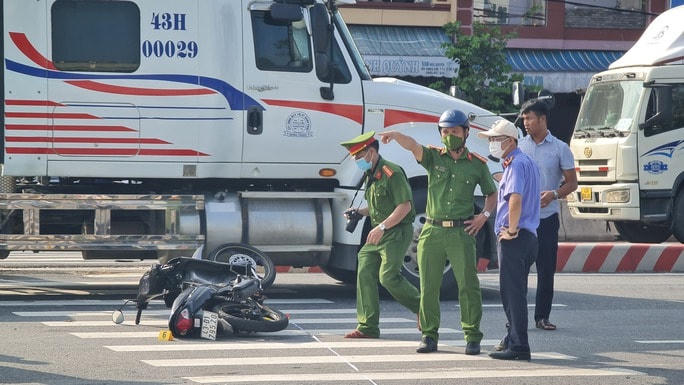 Lực lượng chức năng khám nghiệm hiện trường vụ tai nạn giao thông.