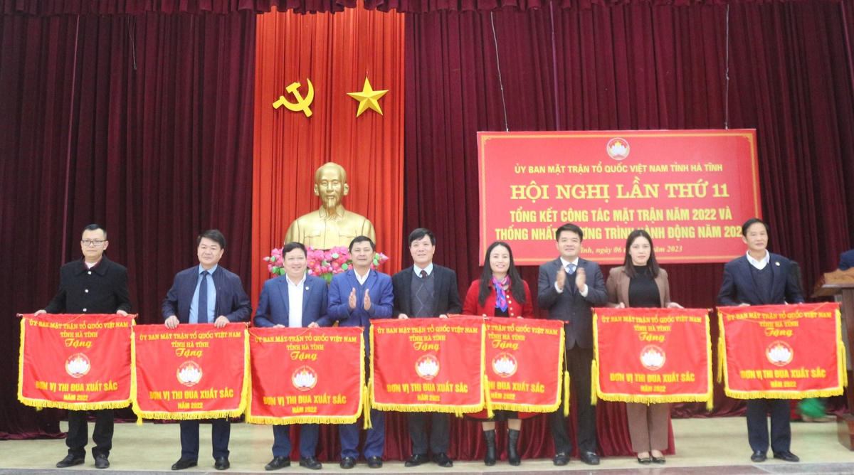 Lãnh đạo UBND tỉnh, Ủy ban MTTQ tỉnh Hà Tĩnh trao Cờ thi đua xuất sắc cho 7 đơn vị.