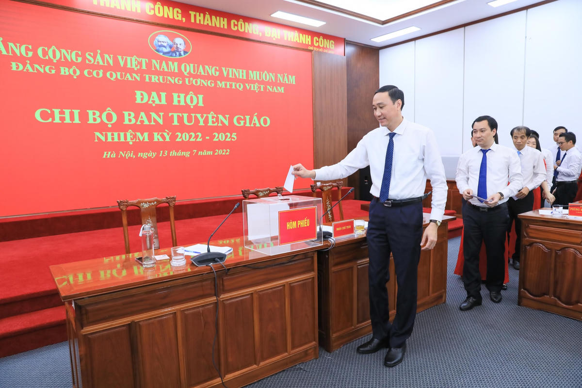 Đảng viên cần xung kích đi đầu trong công việc