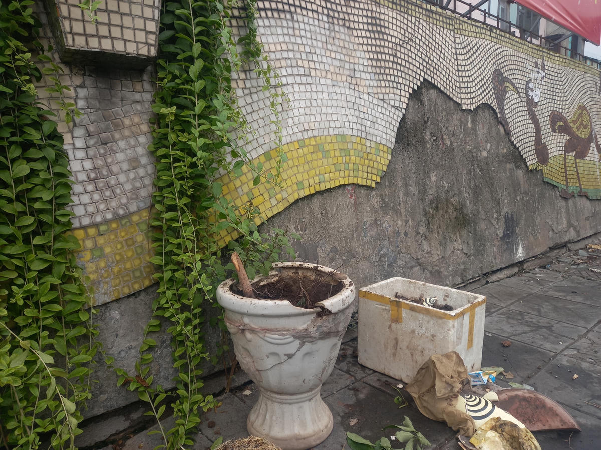 Nhếch nhác con đường gốm sứ.