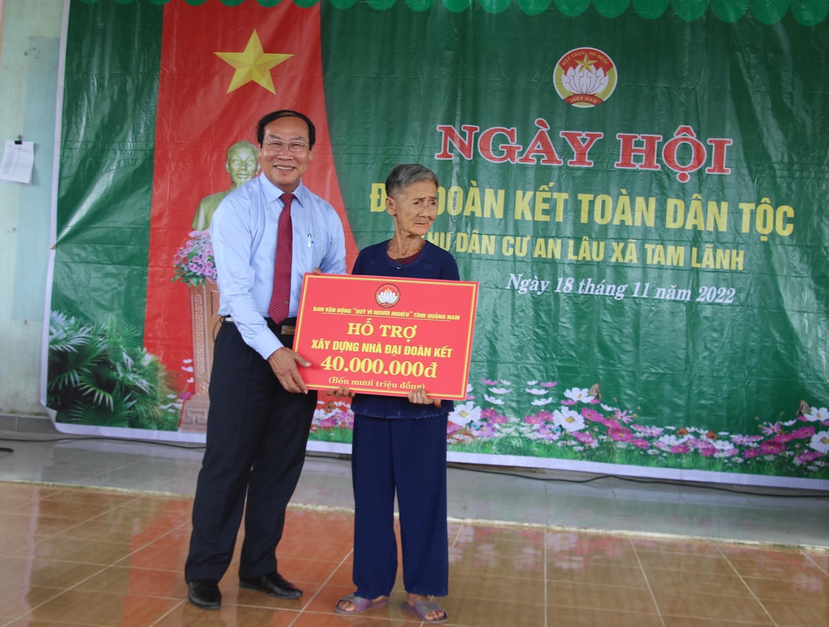 Ông Võ Xuân Ca tặng ngôi nhà Đại Đoàn Kết cho một hộ nghèo KDC An Lâu.