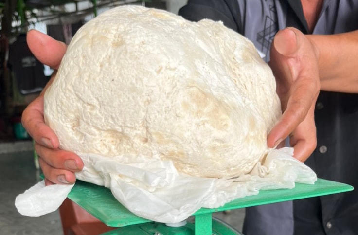 Vật thể được ngư dân ở Huế phát hiện nghi là long diên hương.