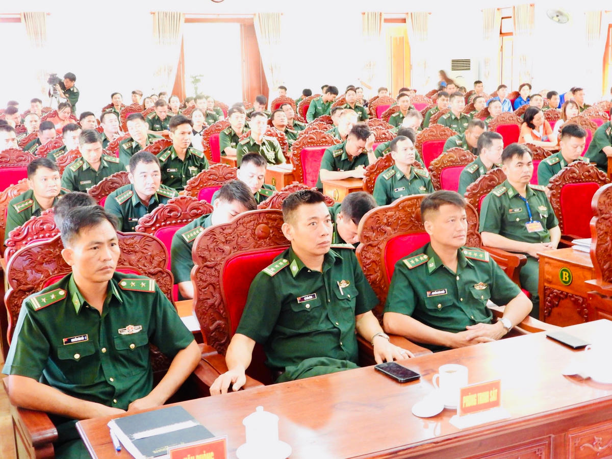 Các đại biểu dự khai mạc.