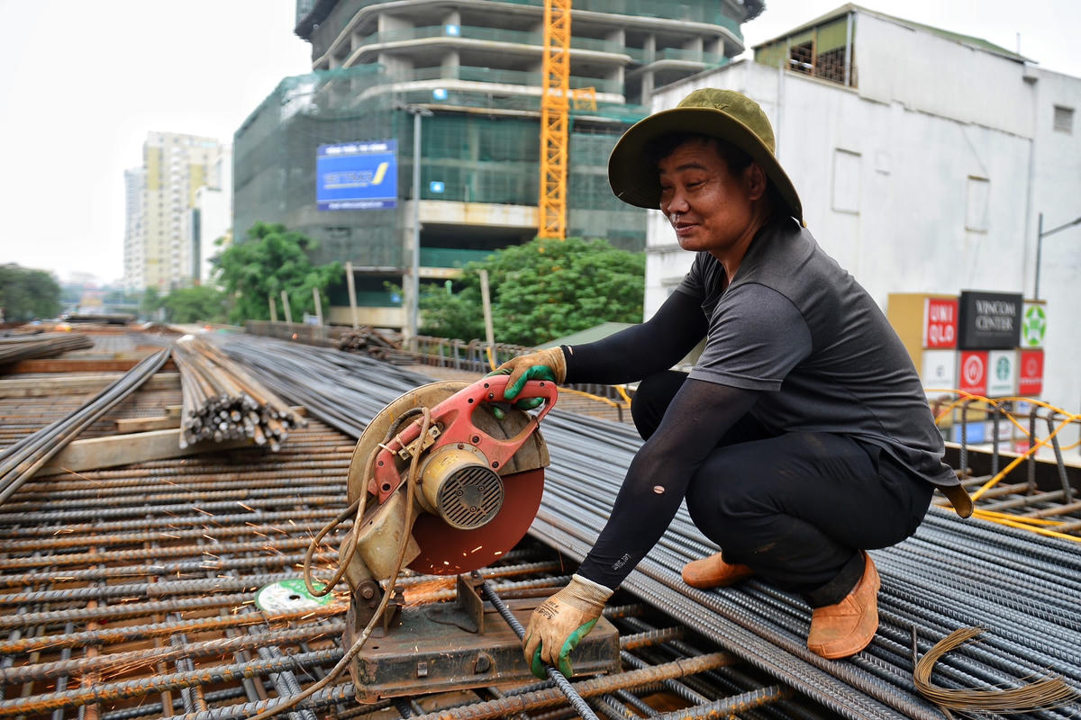Ông Nguyễn Hà Bắc - Chỉ huy trưởng công trường cho biết, dự án nằm trên khu vực rất chật hẹp, do đó trong quá trình thi công gặp rất nhiều khó khăn.