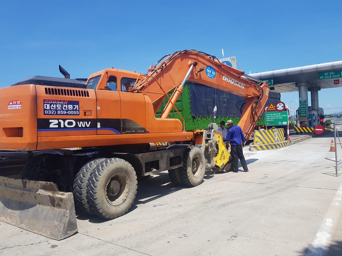Thi công hố móng giá long môn phục vụ thu phí ETC tại Trạm thu phí Hà Lam, tuyến cao tốc Đà Nẵng - Quảng Ngãi.