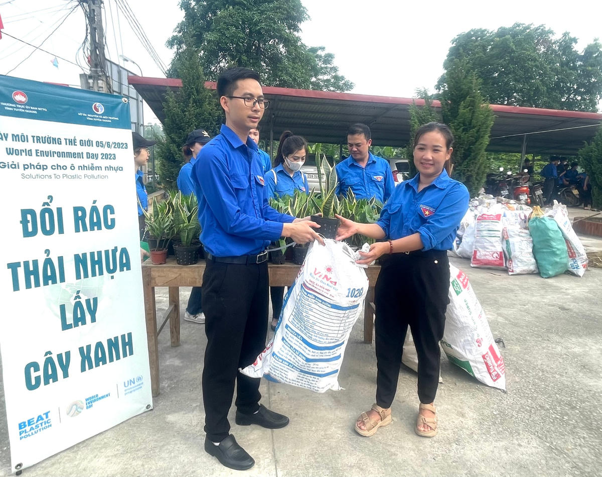 Đoàn thanh niên Sở Tài nguyên và Môi trường tổ chức đổi rác thải nhựa lấy cây xanh.