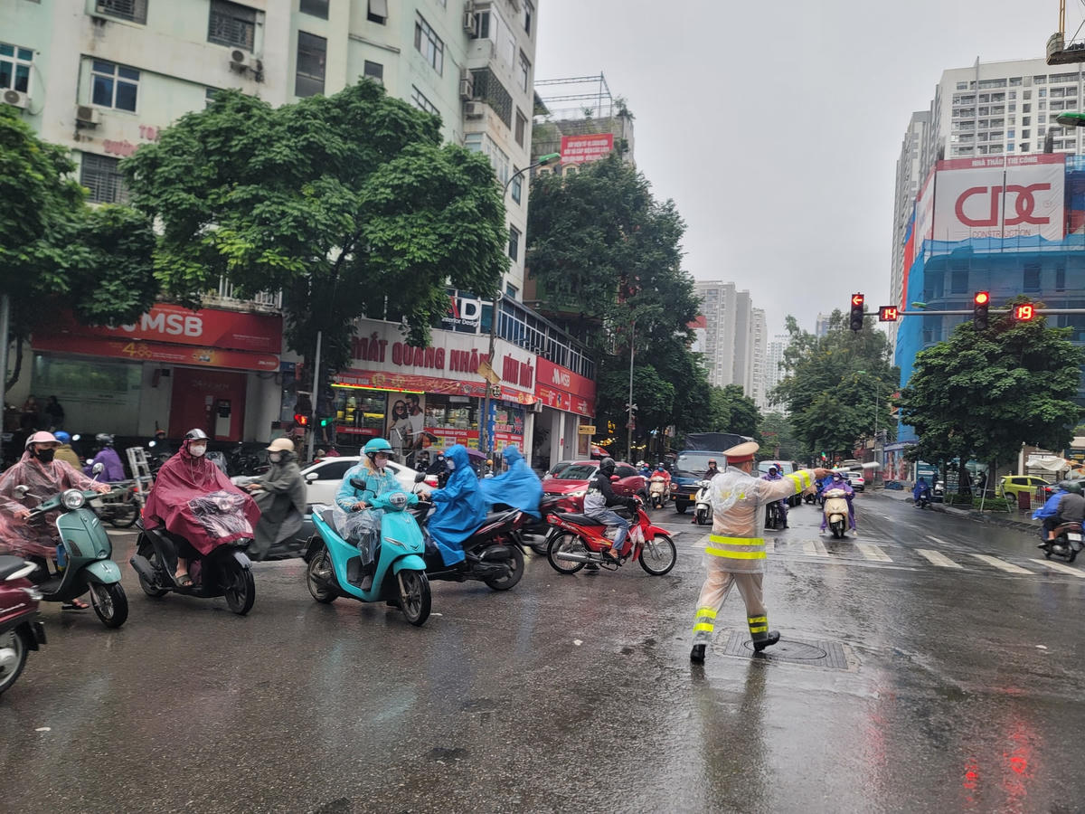 Lực lượng CSGT có mặt, điều tiết giúp các phương tiện lưu thông thuận lợi hơn. 
