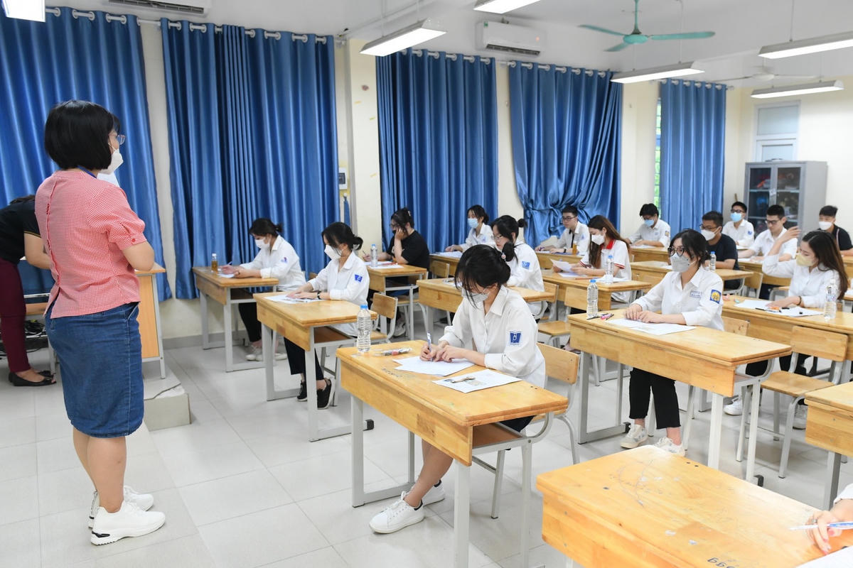 Trong lúc chờ phát đề.